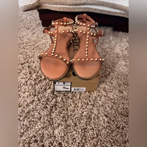 Portland boot company women’s studded, gold gladiator sandals, Size 8 1/2 - Picture 2 of 7